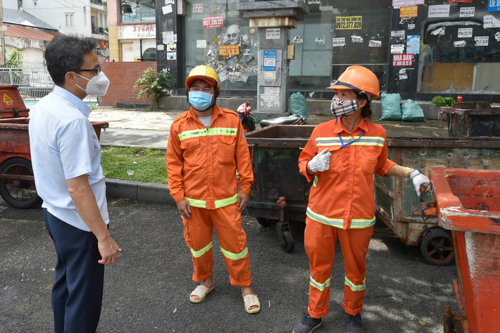 Nhóm công nhân của Công ty Dịch vụ công ích Quận 1 bất ngờ khi gặp Phó Thủ tướng và được ông hỏi thăm, động viên. Các công nhân này đều đã được tiêm đủ hai mũi vaccine.