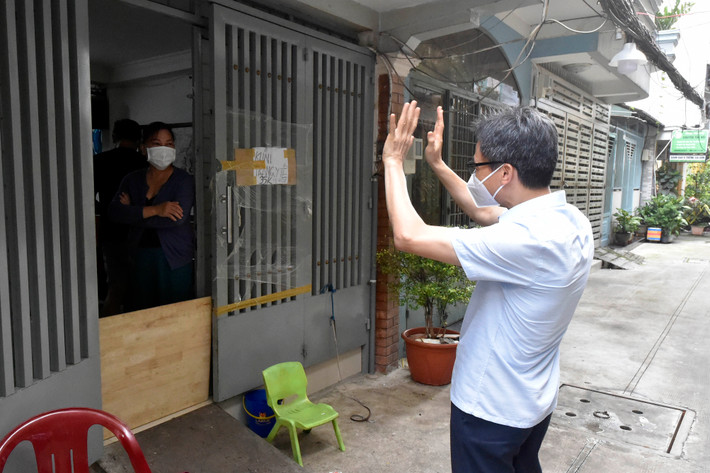 Khi thực hiện "ai ở đâu, ở đó", người dân bày tỏ tin tưởng với sự chi viện của các lực lượng quân đội, công an, y tế… Thành phố sẽ sớm vượt qua dịch bệnh.