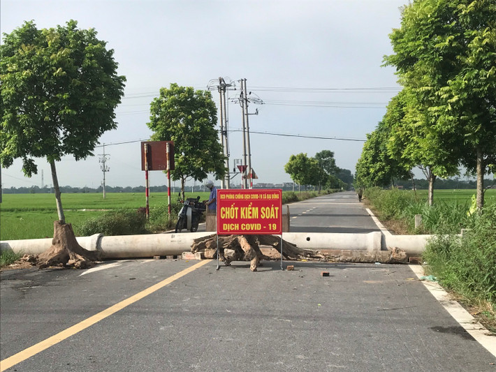 Chốt kiểm soát dịch được rào chắn tất cả các lối trên địa bàn bằng nhiều cách khác nhau.