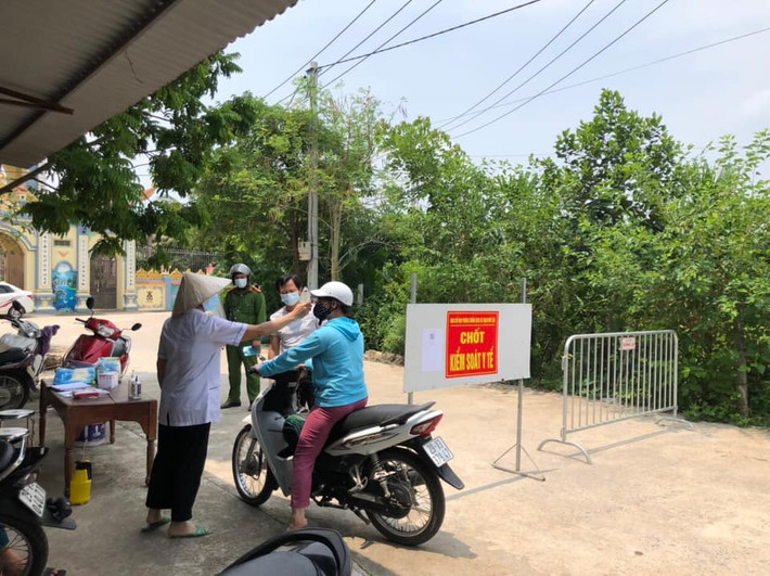 Các chốt bảo vệ vùng xanh được dựng lên ở khắp các khu dân cư trong toàn huyện. Với sự tham gia của các lực lượng công an, y tế, dân quân tự vệ, đoàn thanh niên… nhằm kiểm soát tất cả những người ra vào khu dân cư