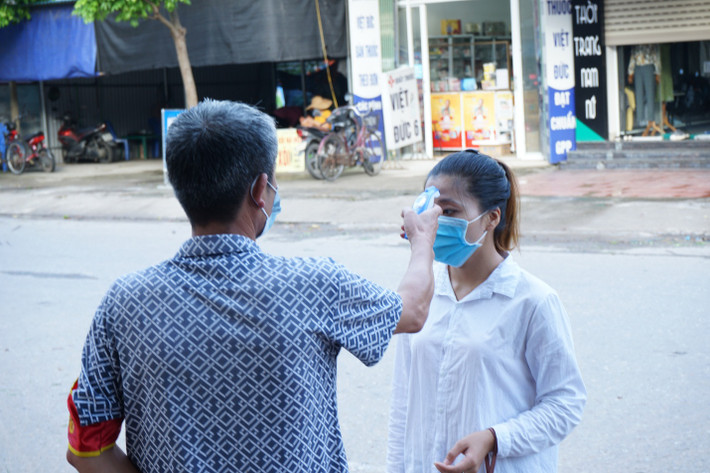 Tất cả người dân ra vào chợ đều phải tuân thủ các biện pháp phòng chống dịch bao gồm: đeo khẩu trang, sát khuẩn tay, khai báo y tế và đảm bảo giãn cách khi mua hàng.