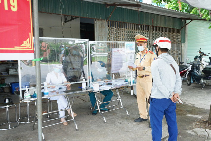 Thượng úy Nguyễn Trung Đức – Đội Cảnh sát Giao thông huyện Phúc Thọ chia sẻ: “Ban ngày thời tiết nắng nóng, lưu lượng người qua lại chốt nhiều, nên anh em bận nhiều hơn. Nhưng có lẽ vất vả nhất là ca trực vào buổi tối, khi vắng người qua lại nhưng anh em vẫn phải giữ tỉnh táo để đảm bảo không bỏ lọt người qua chốt.”