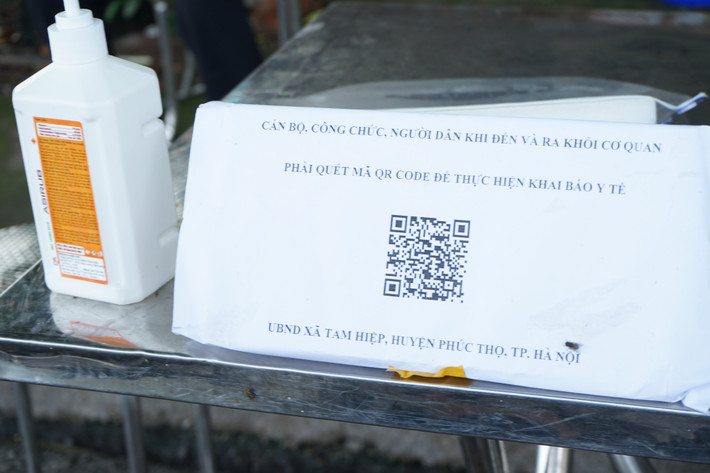 Ngoài khai báo bằng giấy, tại các điểm kiểm soát y tế còn đặt các mã QR code, giúp người dân thực hiện khai báo online một cách nhanh chóng, tránh tụ tập đông người.