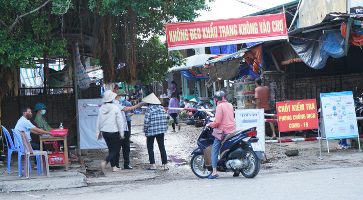 Để đảm bảo cung cấp các thực phẩm thiết yếu cho cuộc sống của người dân, các chợ vẫn được hoạt động bình thường. Tuy nhiên, mỗi khu chợ sẽ chỉ cho phép người dân trong những khu vực nhất định được đến chợ, nhằm đảm bảo cách ly triệt để “xã phường với xã phường, thôn làng với thôn làng”