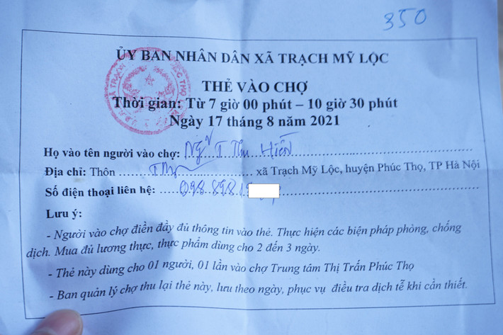 Để được vào chợ, mỗi người dân đều phải có thẻ vào chợ với thời gian và ngày giờ cụ thể, cùng với thông tin cá nhân để liên hệ thông báo khi cần thiết.