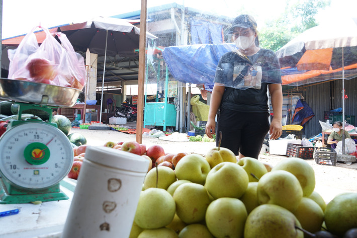 Lớp vách ngăn tại các gian hàng trong suốt, không gây khó khăn khi mua bán, nhưng giúp tăng khả năng bảo vệ bản thân và cộng đồng khi dịch COVID-19 có diễn biến phức tạp.