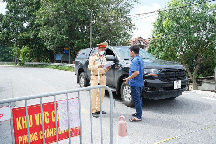 “Vì Phúc Thọ đang là vùng xanh thì tinh thần của anh em càng không được chủ quan. Với tình hình diễn biến phức tạp của dịch bệnh như hiện nay, chỉ một sơ suất nhỏ cũng có thể phá vỡ đi thành quả chống dịch của quân và dân Phúc Thọ” – thượng úy Nguyễn Trung Đức cho biết thêm.
