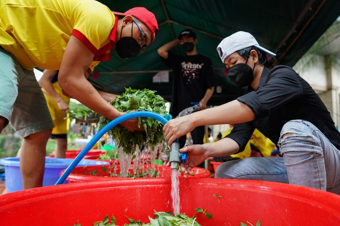 Sư thầy Thích Minh Phú cho biết trước đây bếp thiện nguyện định kỳ mỗi tháng nấu cơm gửi tặng bệnh nhân khó khăn. Từ năm 2020, khi dịch bệnh bùng phát, bếp ăn đã chuyển sang hỗ trợ cho các khu vực cách ly và bệnh viện. Trung bình mỗi ngày bếp nấu 15.000-20.000 suất ăn.
