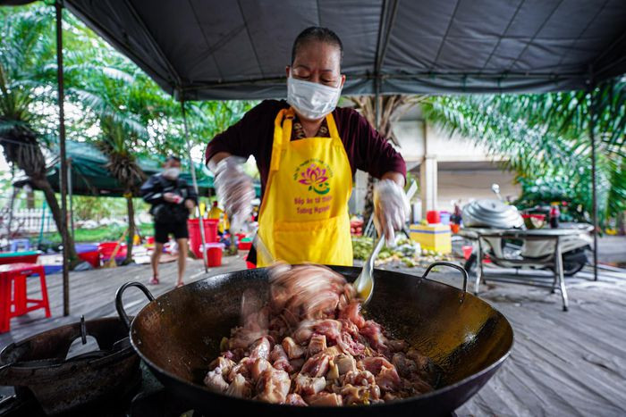 Mỗi ngày, các tình nguyện viên thức dậy từ 3h30 để chuẩn bị sơ chế nguyên vật liệu rồi bắt tay vào nấu nướng đến 11h30. Buổi chiều bắt đầu từ 14h và kết thúc trước 17h. Theo thầy Phú, trước đây bếp chỉ nấu món chay. Tuy nhiên, thời gian này, người nhận chủ yếu là các y tá, bác sĩ tuyến đầu chống dịch và các bệnh nhân, nên bếp phải nấu thêm món mặn để mọi người có thêm dưỡng chất.