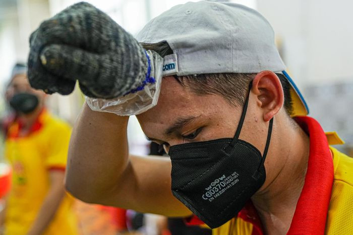 Trần Hữu Danh (24 tuổi, quê ở Tiền Giang) tham gia được gần 40 ngày. Trước đó, anh làm đầu bếp tại một nhà hàng ở quận Gò Vấp. “Thay vì về quê, tôi quyết định tham gia làm việc thiện cùng anh em, góp một phần sức lực hỗ trợ thành phố chống dịch”, anh Danh nói.