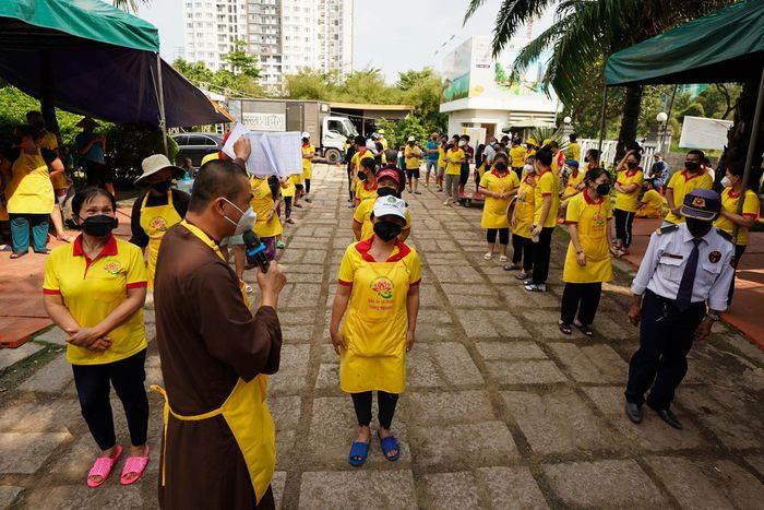 Khu vực bếp ăn đã được khoanh vùng xanh, không ca nhiễm nCoV. Các tình nguyện viên và nhân viên của hội thiện nguyện đều ở lại bếp ăn trong suốt thời gian làm việc.