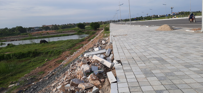 Chủ đầu tư là Ban QLDA Giao thông Thanh Hóa. Công ty cổ phần xây dựng Việt – Sing là Đơn vị thi công. (Trong ảnh, đá lát bị sạt xuống đường)