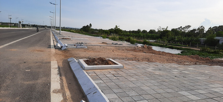Dự án đoạn qua TP Sầm Sơn dài 5,76 km, với quy mô đường phố chính đô thị chủ yếu, vận tốc thiết kế 60 km/h, nền đường rộng 48 m, gồm 4 làn xe cơ giới, giải phân cách, vỉa hè, cây xanh, điện chiếu sáng, kết cấu mặt đường bê tông nhựa. Đoạn qua huyện Quảng Xương, dài 6,74 km, quy mô đường cấp III đồng bằng, nền đường rộng 12 m, mặt đường rộng 11 m, vận tốc thiết kế 80 km/h, kết cấu mặt đường bê tông nhựa. Trong ảnh, vỉa hè đoạn phường Quảng Vinh, TP Sầm Sơn bị sới tung gây mất cảnh quan đô thị.