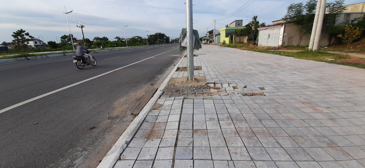 Đoạn vỉa hè khu vực xã Quảng Đại, Quảng Hải bị sụt, lún rất nhiều, gạch lát vỉa hè vỡ đôi, vỡ ba gây mất mĩ quan đô thị.