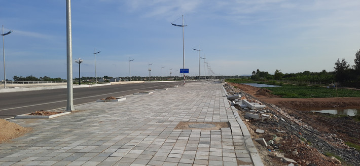 Dự án có chiều dài 12,5 km, điểm đầu giao với Quốc lộ 47 tại phường Quảng Châu, TP Sầm Sơn, điểm cuối tại xã Tiên Trang, huyện Quảng Xương, đi qua 5 phường, xã thuộc TP Sầm Sơn và 4 xã thuộc huyện Quảng Xương. Nhiều đoạn vỉa hè đá kè vỉa hè bị bong tróc, vỡ đôi.