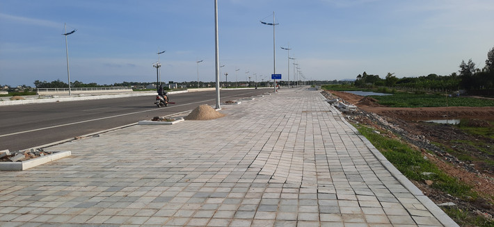 Tổng mức đầu tư tuyến đường gần 1.500 tỷ tuy vừa thông xe kỹ thuật tháng 4/2021 nhưng theo quan sát tại khu vực vỉa hè đoạn km2 (sông Cầu Rào, TP Sầm Sơn) xuất hiện nhiều hố sụt, lún.