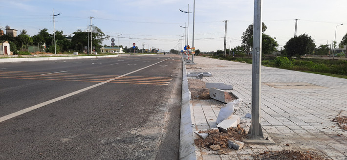 Dự án đường giao thông nối TP Sầm Sơn với Khu kinh tế Nghi Sơn, Thanh Hoá (giai đoạn 1), qua TP Sầm Sơn và huyện Quảng Xương, được Chủ tịch UBND tỉnh phê duyệt dự án đầu tư tại Quyết định số 79/QĐ-UBND ngày 9/01/2017, phê duyệt điều chỉnh dự án tại các Quyết định số 1852/QĐ-UBND ngày 17/5/2019 và số 2581/QĐ-UBND ngày 3/7/2020. (Trong ảnh, đá lát vỉa hè bị xới tung, gãy nát)