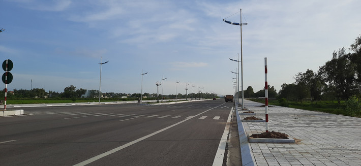 Dự án được huy động bằng nguồn vốn trái phiếu Chính phủ, ngân sách tỉnh và từ nguồn huy động hợp pháp khác. Trong ảnh là tại đoạn đường thuộc xã Quảng Hùng biển báo bị giao thông bị mất.