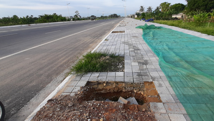 Những chiếc hố xuất hiện trên vỉa hè tuyến đường vô tình trở thành bẫy cho người đi bộ.