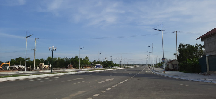 Dự án đường ven biển nối TP. Sầm Sơn với Khu Kinh tế Nghi Sơn, Thanh Hoá (giai đoạn 1) vừa thông xe kỹ thuật dịp lễ 30/4. Dự án có vốn đầu tư lên tới gần 1.500 tỷ đồng, được cho là một trong những dự án trọng điểm của tỉnh Thanh Hóa. Trong ảnh là tại điểm đầu giao Quốc lộ 47 tại xã Quảng Châu, TP. Sầm Sơn.