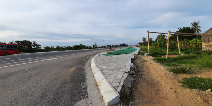 Một đoạn gạch lát vỉa hè bị bong tróc, gãy nát.