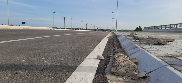 Nhiều đoạn đường các rãnh phân cách giữa giữa mặt đường và vỉa hè không được bồi trát, xuất hiện hố sâu rộng hơn 2 gang tay gây nguy cơ tai nạn cho người tham gia giao thông.