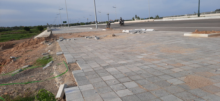Dự án gồm hai nhà thầu chính là: Công ty cổ phần Tập đoàn xây dựng Miền Trung đang tập trung hai mũi thi công nên đường từ km3+300 – km4+500. Công ty cổ phần Tập đoàn xây dựng Cường Thịnh Thi cũng tiến hành hai mũi thi công nền đường từ km5+300 – km6+700. (Trong ảnh, Đá bị sạt lở, gãy đôi, gãy ba trôi xuống. Đường bị hư hỏng nặng đoạn km3)