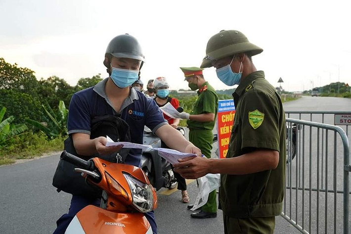 Những trường hợp thật sự cần thiết như: trực chiến đấu, trực cơ quan, cung ứng hàng hóa dịch vụ thiết yếu, xử lý tài liệu mật và các nhiệm vụ cần thiết khác theo yêu cầu mới đến làm việc tại công sở. Người đứng đầu đơn vị chịu trách nhiệm về việc cán bộ, nhân viên lây nhiễm dịch bệnh do không chấp hành nghiêm quy định phòng, chống dịch.