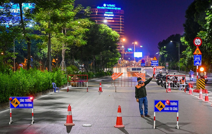Đối với các nhà máy, cơ sở sản xuất, công trình xây dựng trọng điểm cấp bách: Sẵn sàng các phương án đảm bảo sản xuất an toàn phòng chống dịch, thời gian hoạt động sản xuất) và đảm bảo thực hiện nghiêm quy định phòng chống dịch; chịu trách nhiệm trước chính quyền địa phương về công tác phòng chống dịch của đơn vị.