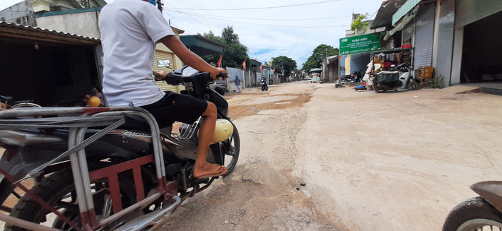 Người tham gia giao thông ngán ngẩm khi đi qua tuyến đường này.