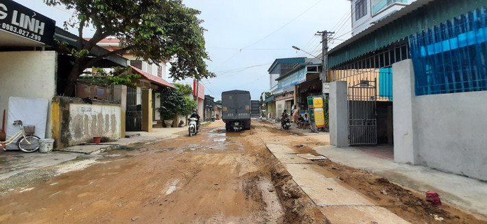 Một đoạn đường vài trăm mét từ xã Quảng Hùng đi Quảng Đại đang lắp cống thoát nước khiến con đường đã xuống cấp lại thêm khói bụi khi trời nắng và sình lầy khi trời mưa.