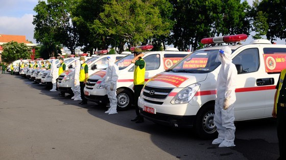 Sáng 23/8/2021, Bộ Tư lệnh TP Hồ Chí Minh bàn giao 30 xe cứu thương của Bộ Quốc phòng hỗ trợ TP Hồ Chí Minh tăng cường công tác phòng, chống dịch COVID-19.