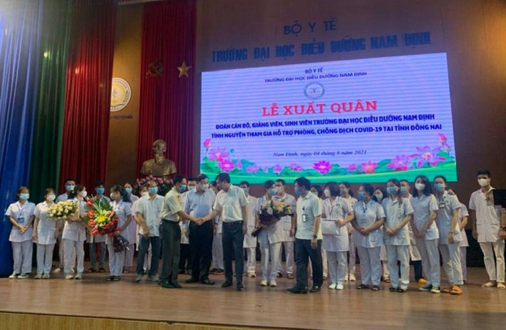 Sáng ngày 4/8, Giám đốc Sở Y tế tỉnh Đồng Nai Phan Huy Anh Vũ cho biết, Bộ Y tế đã điều động hơn 230 cán bộ, giảng viên và sinh viên y khoa của Trường đại học Điều dưỡng Nam Định chi viện cho Đồng Nai phòng, chống dịch COVID-19. (Ảnh: PLO)