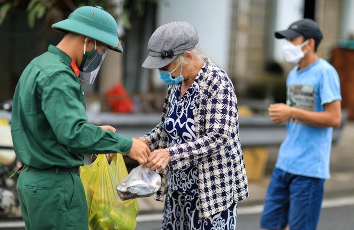 Lực lượng công an và quân đội thuộc Tiểu đoàn 17, Sư đoàn 5, Quân khu 7 tặng thực phẩm cho 500 hộ dân khó khăn ở phường Tam Bình, TP Thủ Đức, TP.HCM.