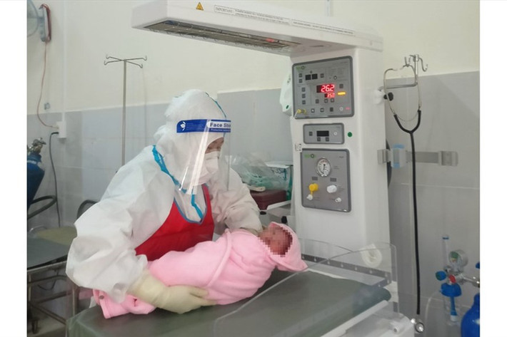 Thai phụ này đi từ vùng dịch về và được cách ly tập trung tại Bệnh viện điều trị COVID-19 cơ sở 3 từ ngày 3/8 đến nay. Khi chuyển đến bệnh viện, bệnh nhân mang thai 39 tuần, không ho, sốt, sức khỏe ổn định. Đêm 9/8, sản phụ vỡ ối, đến sáng nay chỉ định phẫu thuật lấy thai nhi. Bé trai nặng 3,3 kg chào đời an toàn, khỏe mạnh.