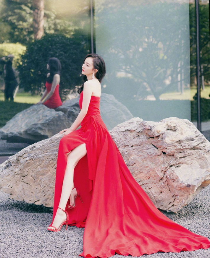 Cũng khoe đôi chân nuột nà
