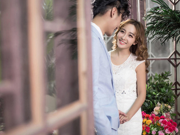 Không chỉ bắt nguồn từ suy nghĩ nội tâm, nam giới thích vợ thấp hơn mình còn bởi dư luận bên ngoài. Nhiều người cảm thấy đuối sức vì phải chứng minh họ không phải cặp đũa lệch, họ đang rất hạnh phúc.