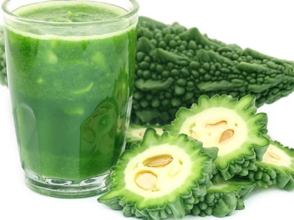Giải độc, giảm mệt mỏi. Mướp đắng chứa nhiều vitamin C. Khi sử dụng, bạn có thể dùng máy ép hoặc ngâm vài lát mướp đắng vào nước. Bằng cách này, vitamin C sẽ nhanh chóng giúp bạn giảm thiểu mệt mỏi, thanh nhiệt, giải độc rất tốt.