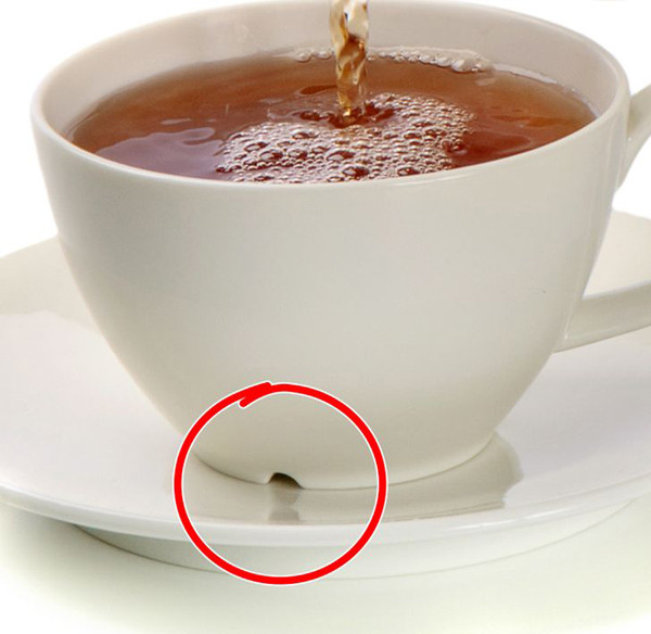 Vết lõm đáy tách trà. Những thương hiệu lớn sẽ chú ý mang lại tiện ích cho khách hàng bằng cách thiết kế phần lõm ở đáy tách. Khi bạn rửa và úp cốc, luôn có nước tập trung ở đáy. Phần lõm này sẽ giúp nước thoát dễ dàng hơn.