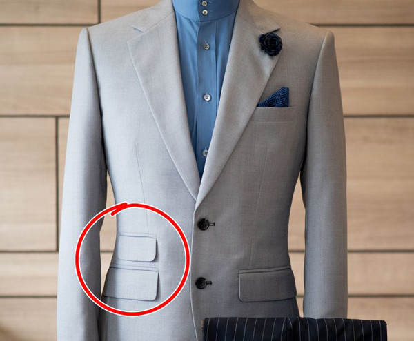 2 túi bên phải áo khoác dạ. Thời nước Anh còn sử dụng xe ngựa, những chiếc áo khoác thường được thiết kế 2 túi nhỏ bên phải. Nó được dùng để đựng tiền xu cho các điểm thu phí thuận tiện hơn. Về sau, những người soát vé cũng hay sử dụng chiếc túi này để cất giữ vé.