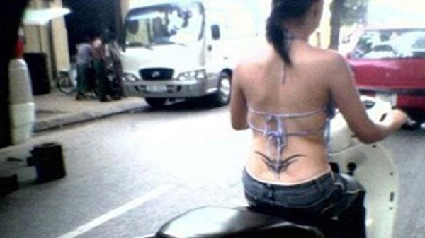 Ngoài vấn đề thẩm mỹ, lên đồ thiếu trước hụt sau có thể khiến cô gái đối diện với những rắc rối như vấn nạn quay lén, quấy rối ngày càng gia tăng. Ảnh: Internet