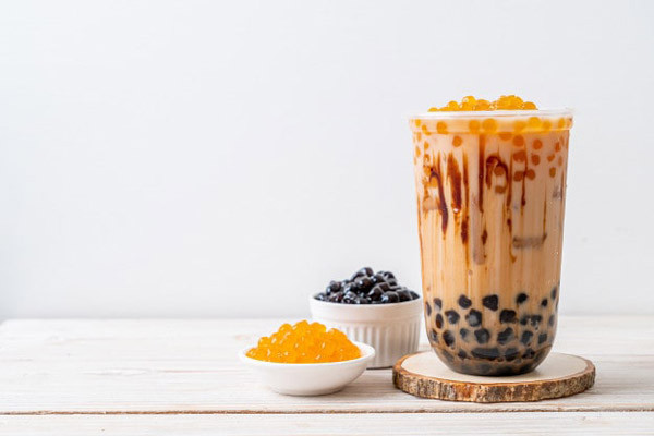 Không chỉ có bệnh nền mỡ máu cao, bệnh nhân còn rất thích uống trà sữa. Thực tế, trà sữa chứa nhiều creamer – chất này là một loại axit béo chuyển hóa. Khi đi vào cơ thể, nó rất khó tiêu. Uống lượng lớn chất này sẽ khiến lượng mỡ máu tăng cao không kiểm soát.