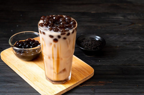 Đặc biệt, dịch bệnh bùng phát khiến cô nghỉ làm suốt 2 năm nay. Thời gian ở nhà, cân nặng của cô tăng đáng kể. Hôm xảy ra sự việc, bệnh nhân đang xem phim kinh dị. Theo dõi tình tiết phim quá giật gân, cô Ngô cầm cốc trà sữa uống để trấn tĩnh thì bỗng đau đầu rồi bất tỉnh.