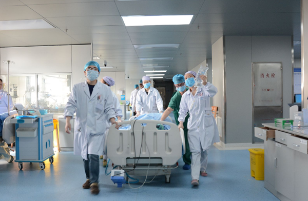 Dịch bệnh diễn biến phức tạp, cô Ngô (42 tuổi, Trung Quốc) không đi làm. Ở nhà rảnh rỗi, cô thường gọi ship đồ uống rồi nằm trên giường xem phim giết thời gian. Được biết, trà sữa là đồ uống yêu thích của cô Ngô. Cô thường gọi 1-2 cốc trà sữa vừa nằm vừa xem mới thỏa cơn ghiền.