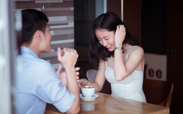 “Em giới thiệu một người cho anh nhé”. Đừng vội vã đòi cô ấy cho xem mặt bạn thân. Rất có thể đây là cách phụ nữ “bật đèn xanh”, tỏ tình với nam giới. Trừ khi rất thân thiết, cô ấy mới sẵn lòng làm mối cho người khác giới.
