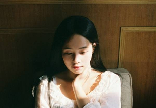 Trường hợp yêu thương người phụ nữ trước mặt, bạn nên thể hiện tình cảm của mình. Những chuyện thầm kín như vậy, chỉ những người cô ấy rất tin tưởng, muốn được đồng cảm mới dò hỏi thái độ.