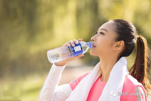 Không uống đủ nước. Ngoài vai trò quan trọng trong quá trình trao đổi chất, nước còn giữ ẩm niêm mạc đường hô hấp, tăng cường khả năng miễn dịch. Chính vì vậy, bạn nên chú ý lượng nước cho cơ thể mỗi ngày. Đặc biệt, trẻ em rất cần bổ sung nước. Bạn nên cho trẻ uống 40ml cho mỗi kg thể trọng.