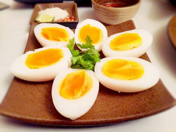 Ăn quá nhiều trứng. Trứng chứa nhiều protein và axit amin cần thiết cho cơ thể. Dù vậy, chúng ta phải kiểm soát lượng trứng ăn vào, mỗi tuần không nên ăn quá 7 quả.