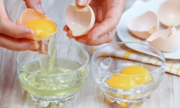 Loại bỏ lòng đỏ trứng. Trứng có hai phần lòng đỏ, lòng trắng và nên được thưởng thức cùng nhau. Loại bỏ phần nào cũng không nên.