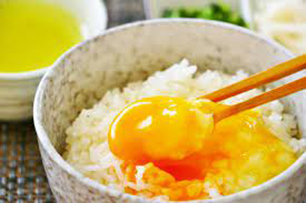 Thực chất, đây là điều "cấm kỵ" khi ăn trứng. Nguyên nhân bởi trứng là thực phẩm dễ nhiễm khuẩn. Đặc biệt, vi khuẩn đường ruột Salmonella có thể thâm nhập vào bên trong trứng. Nếu không chế biến kỹ, vi khuẩn không bị tiêu diệt.Khuẩn Salmonella đi vào hệ tiêu hóa của cơ thể, sau khi bị chết sẽ giải phóng ra nội độc tố.